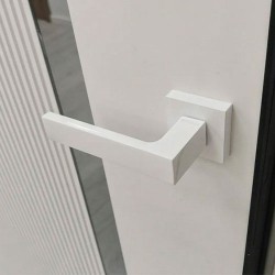 Дарим фурнитуру к каждому комплекту дверей.