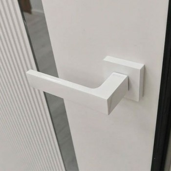 Дарим фурнитуру к каждому комплекту дверей.